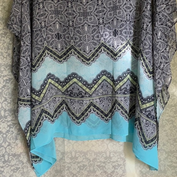 💖 NEW LISTING Chico’s blue and white sheer scarf top - Picture 3 of 4